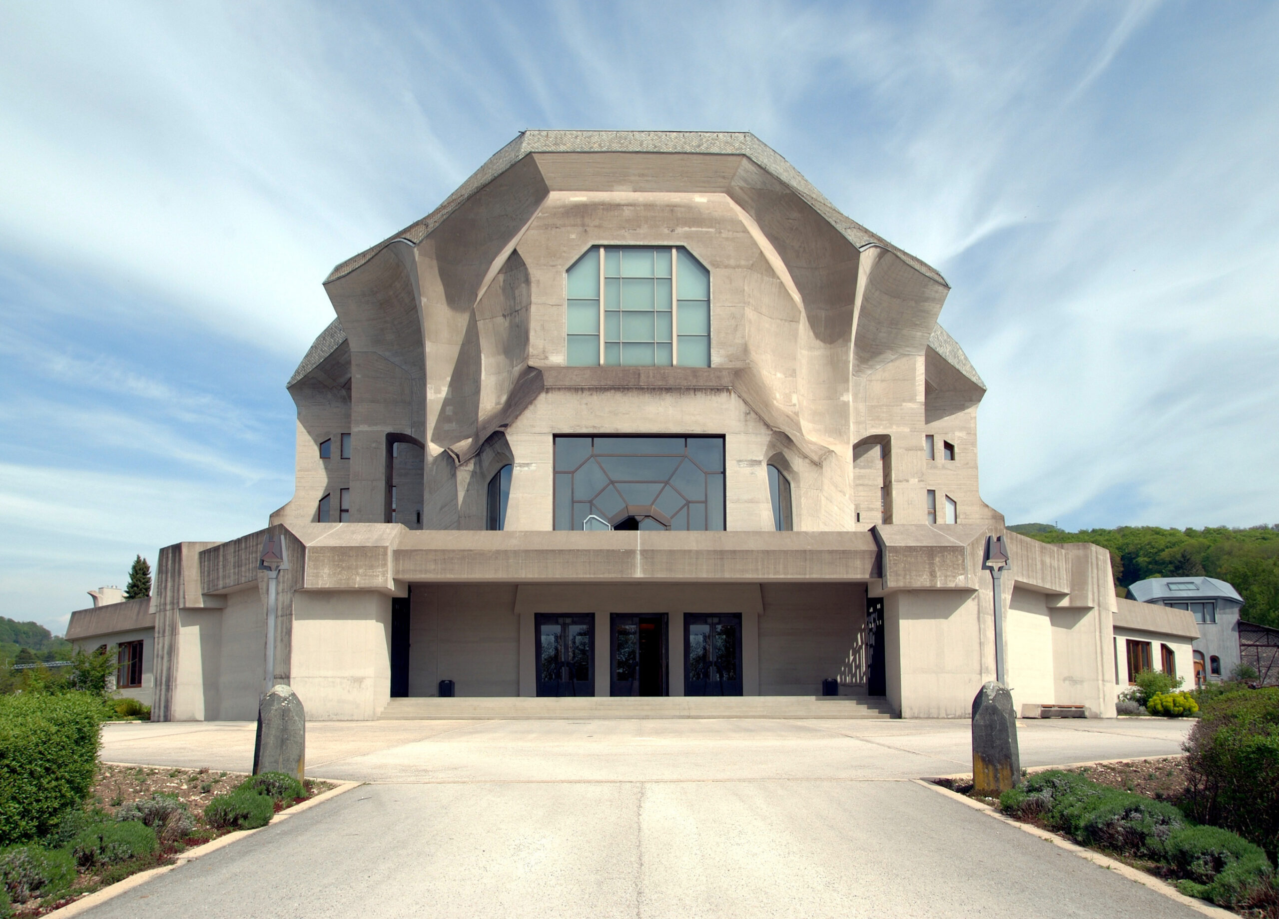 Segundo Goetheanum em Dornach, Suíça, construído em concreto a partir do projeto de Rudolf Steiner