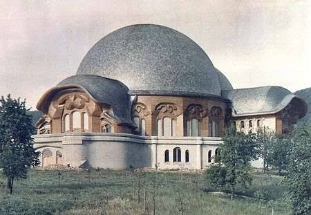 Primeiro Goetheanum em Dornach, edifício de madeira projetado por Rudolf Steiner